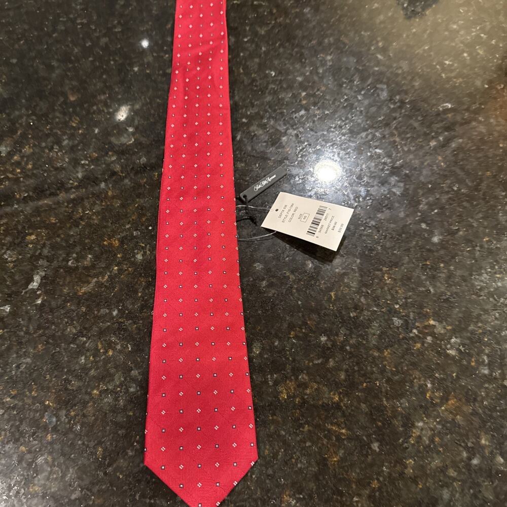 NWT Saks Fifth Avenue 100% Silk Men’s Tie Red Geometric Necktie Classic